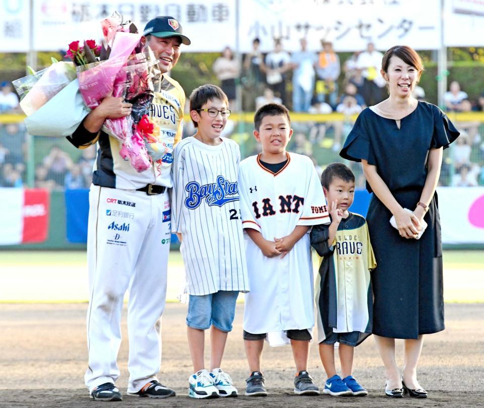 　記念撮影する（左から）村田修一、長男・閏哉君、次男・凰晟君、三男・瑛悟君、絵美夫人