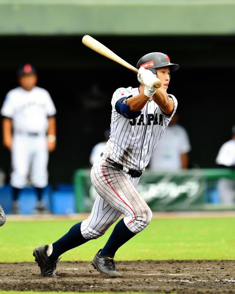 ５回日本代表１死二塁、右翼線に適時二塁打を放つＵ１８日本代表・小園海斗（報徳学園）＝ＫＩＲＩＳＨＩＭＡサンマリンスタジアム（撮影・中田匡峻）