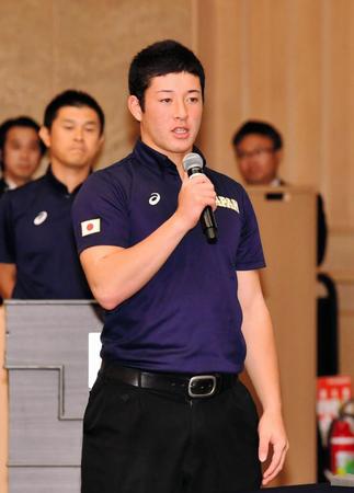 解団式であいさつをするＵ１８日本代表・吉田輝星（金足農）＝宮崎市内のホテル（撮影・中田匡峻）