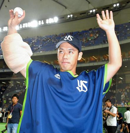 今季７勝目を挙げ声援に応えるヤクルト・小川＝東京ドーム（撮影・堀内翔）