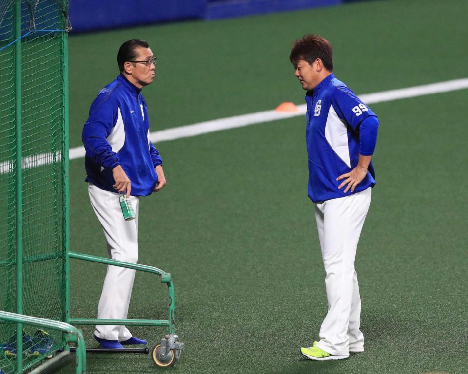 　練習中に森監督（左）と話す松坂