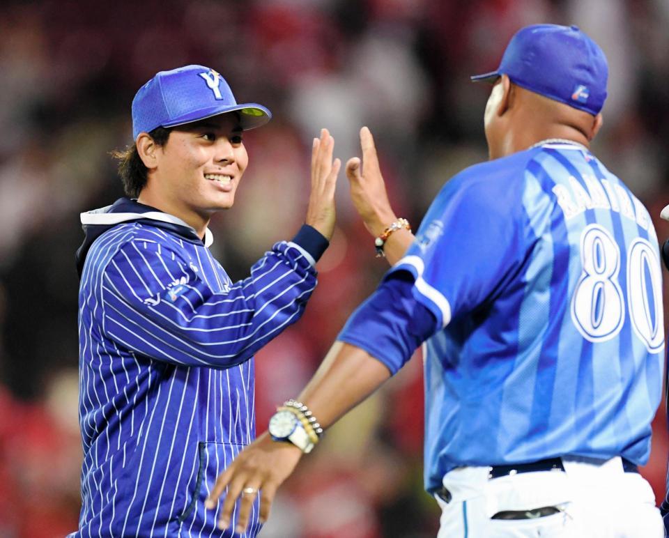 ＤｅＮＡ　アレックス・ラミレス監督と笑顔で勝利のハイタッチをかわすＤｅＮＡ・浜口遙大＝マツダスタジアム（撮影・飯室逸平）