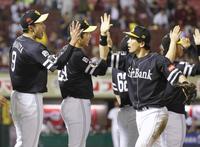 　楽天に大勝し、松田宣（手前）らとタッチを交わすソフトバンク・柳田（左端）＝楽天生命パーク