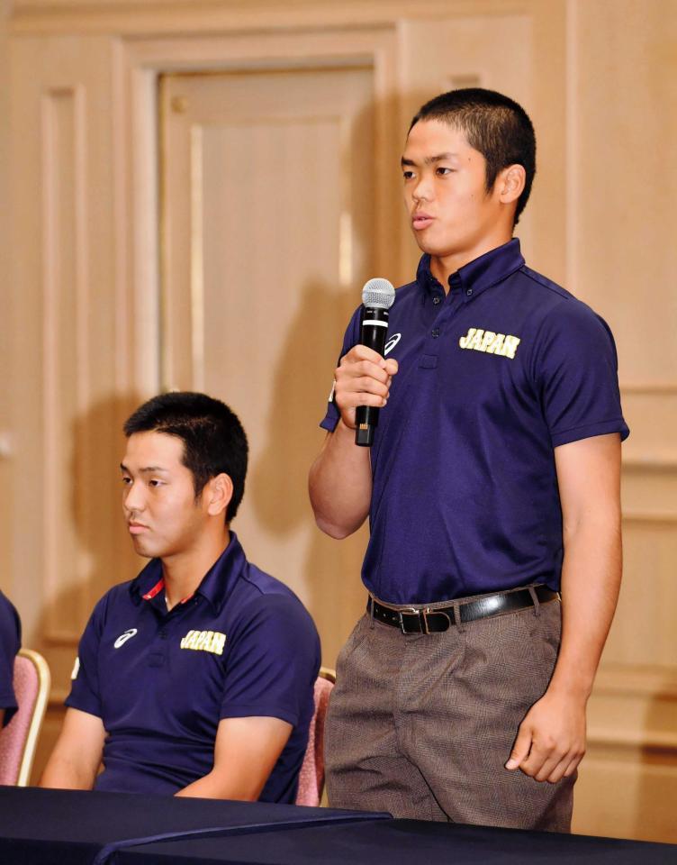 　解団式であいさつをするＵ１８日本代表・根尾。左は中川