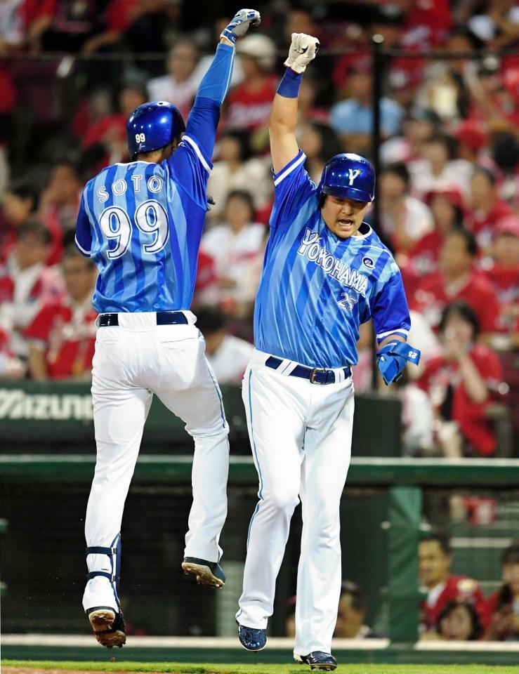 ４回ＤｅＮＡ、２ランを放ったＤｅＮＡ・ソト（９９）を祝福するＤｅＮＡ・筒香嘉智＝マツダスタジアム（撮影・飯室逸平）