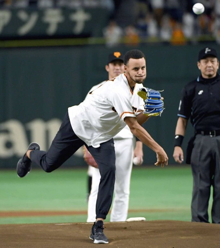 始球式に登場したＮＢＡゴールデンステート・ウォリアーズのステフィン・カリー選手＝東京ドーム