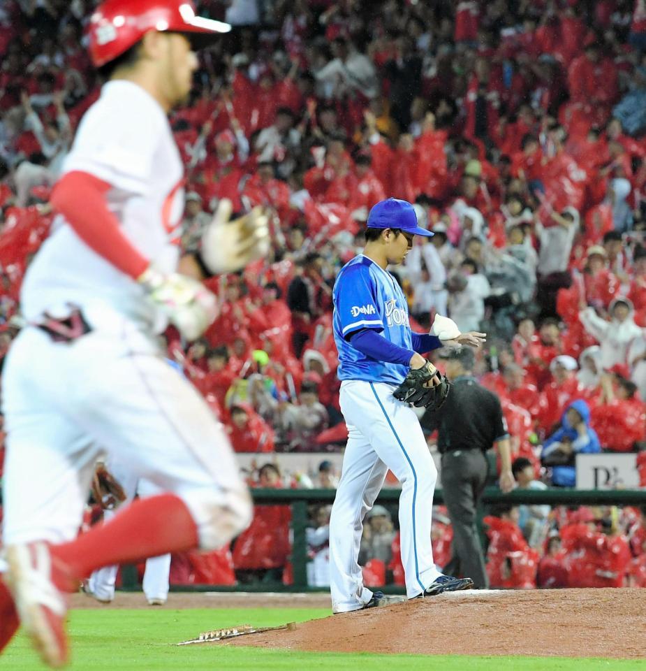 　５回、菊池に同点ソロを打たれる東（撮影・飯室逸平）