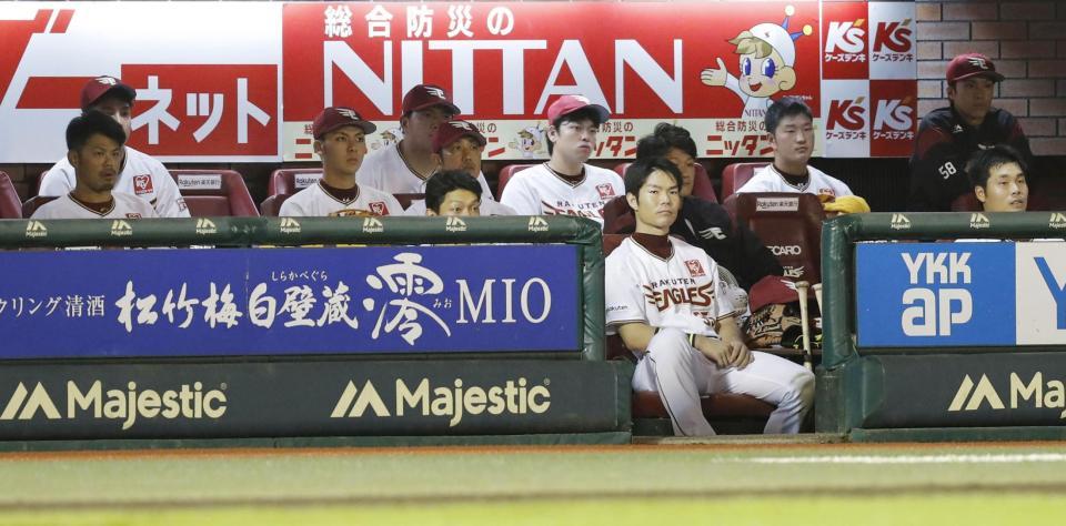 　ソフトバンクに大敗し、肩を落とす楽天ナイン＝楽天生命パーク