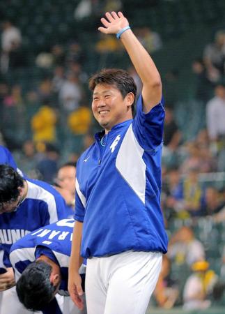 　１２年ぶりに甲子園で勝利投手となった松坂は笑顔でスタンドの声援に応える