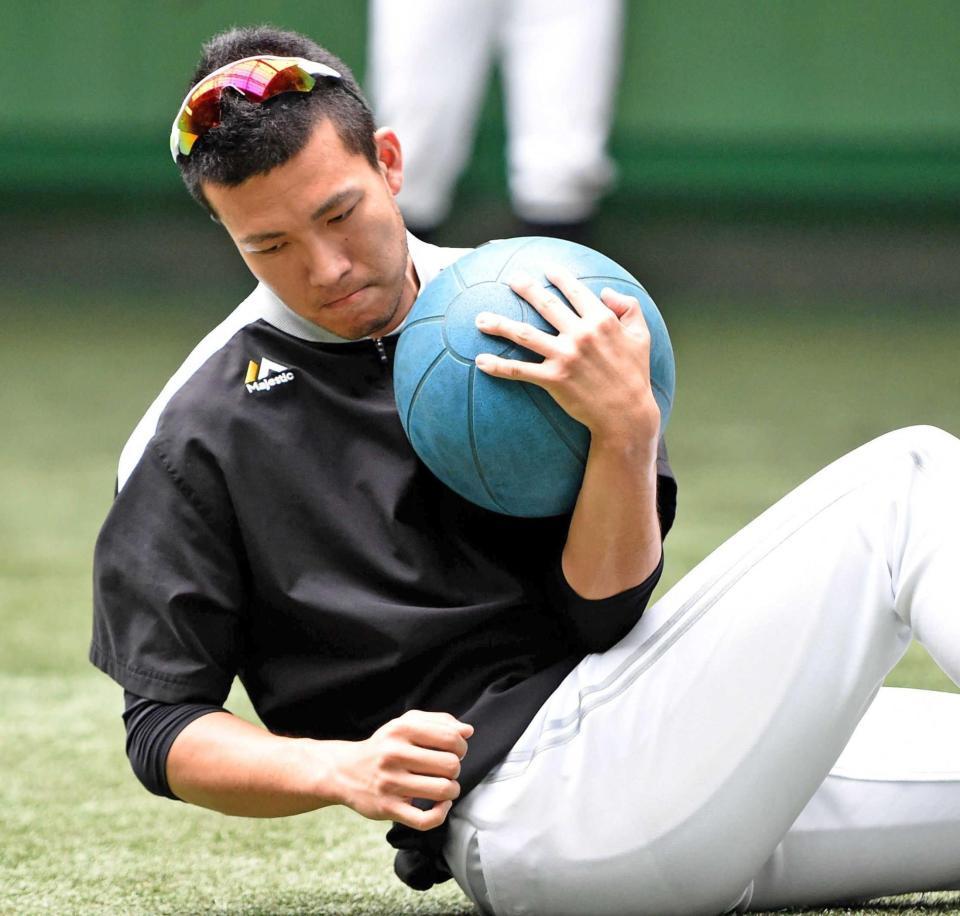 　メディシンボールを使いトレーニングする千賀