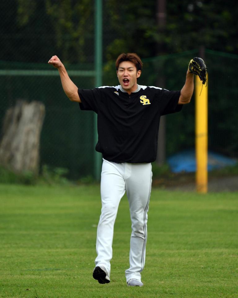 練習中に、声を出しながらポーズを決める柳田