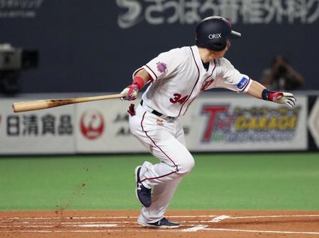 　１回オリックス２死三塁、吉田正が左翼線に先制二塁打を放つ＝札幌ドーム