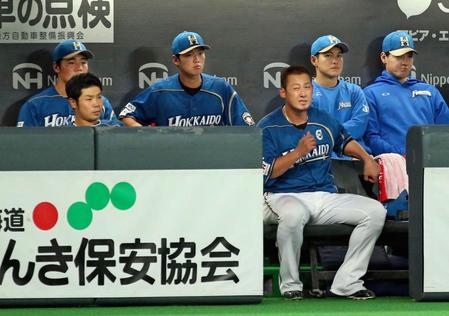 さえない表情で９回の攻撃を見つめる中田（右から３人目）ら日本ハムナイン＝札幌ドーム