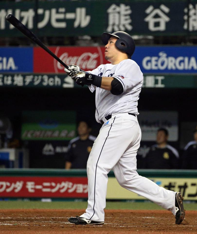 ５回西武１死、山川が中越えに２者連続本塁打を放つ＝メットライフドーム