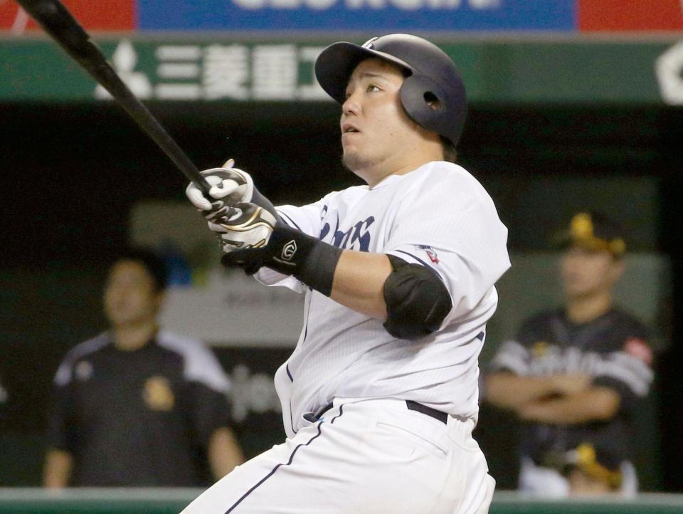 ８回西武２死二塁、山川が左越えに、40号本塁打となる２ランを放つ＝メットライフドーム