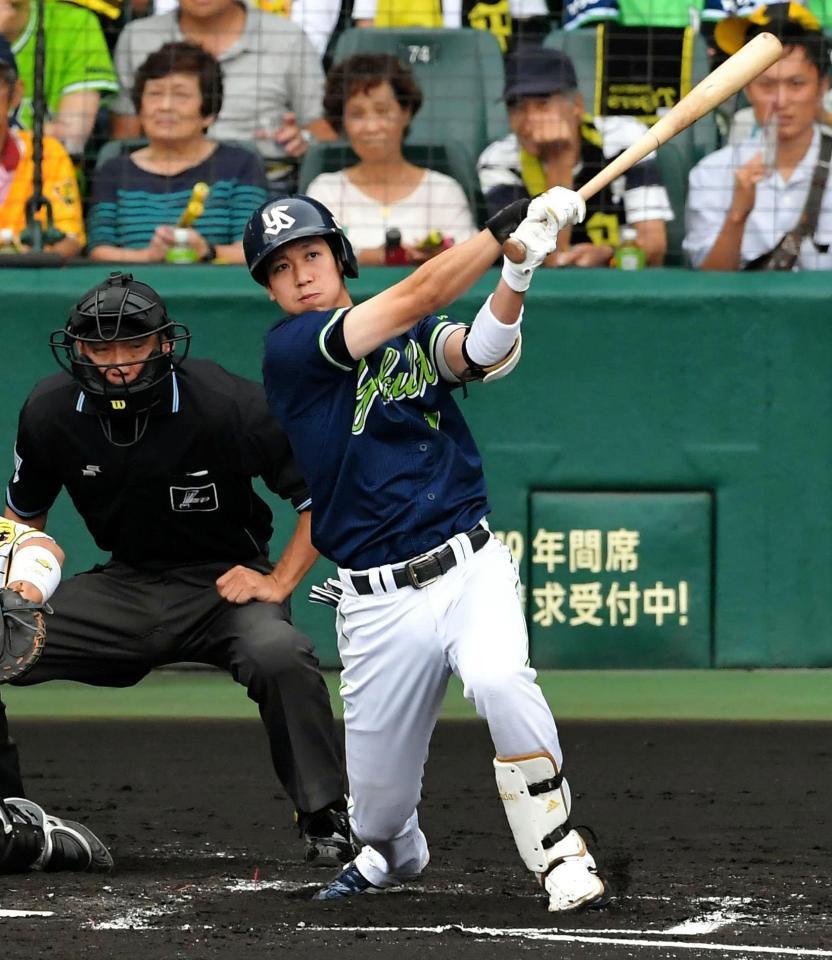 ３回、勝ち越しの適時二塁打を放つヤクルト・山田哲＝甲子園（撮影・高部洋祐）