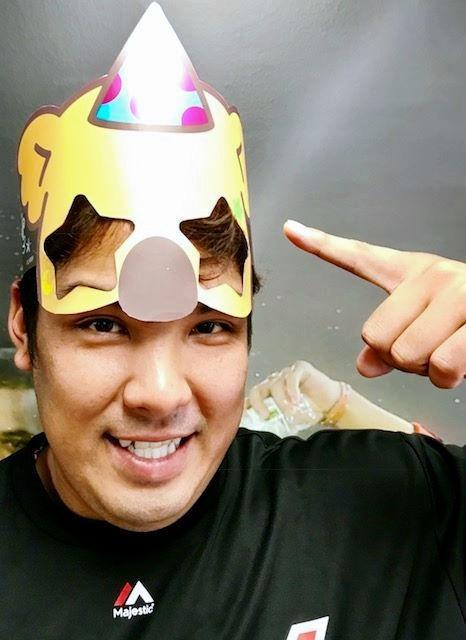 コアラのマーチくん紙製お面を被る井上