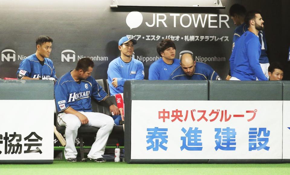 　オリックスに連敗し、引き揚げる中田（左から２人目）ら日本ハムナイン