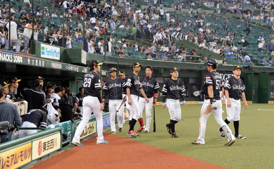 西武に連敗、悔しさを募らせるソフトバンクナイン