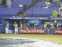 　悪天候で試合が中止となり、引き揚げるヤクルトナイン＝神宮