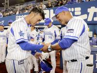 　試合後の引退セレモニーを終え、ラミレス監督（右）と握手するＤｅＮＡ・加賀＝横浜