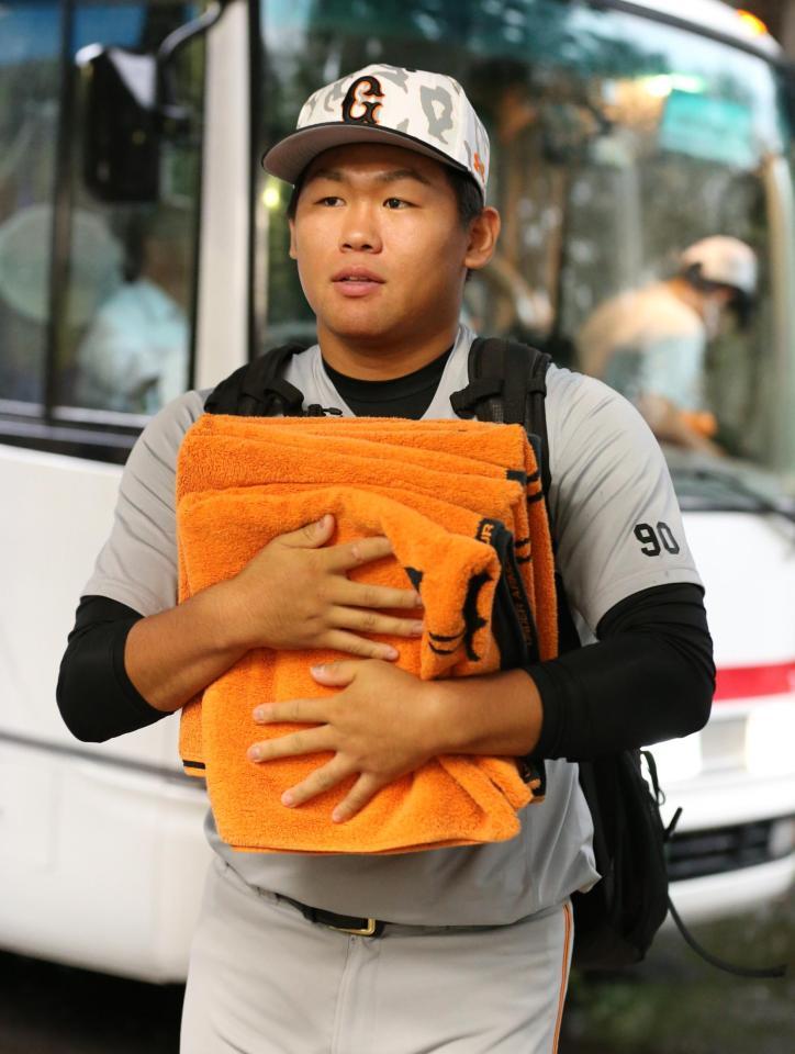 雨天中止となり、タオルを抱え室内練習場に入る巨人の田口