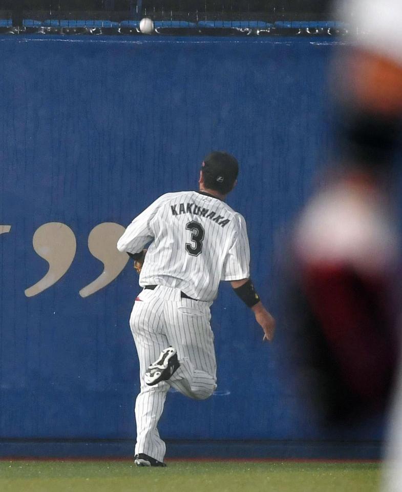 　１回、山川の飛球を見失い、先制適時打を許した角中（撮影・出月俊成）