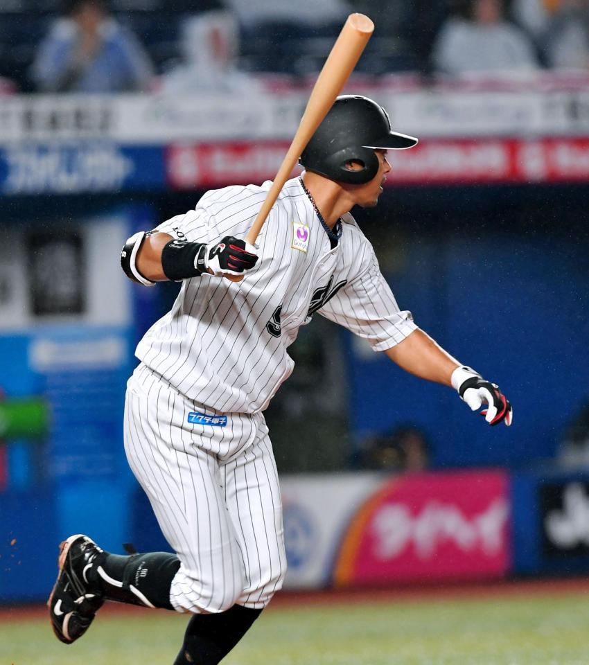 ７回、１９９９安打目となる左前打を放つ福浦（撮影・出月俊成）