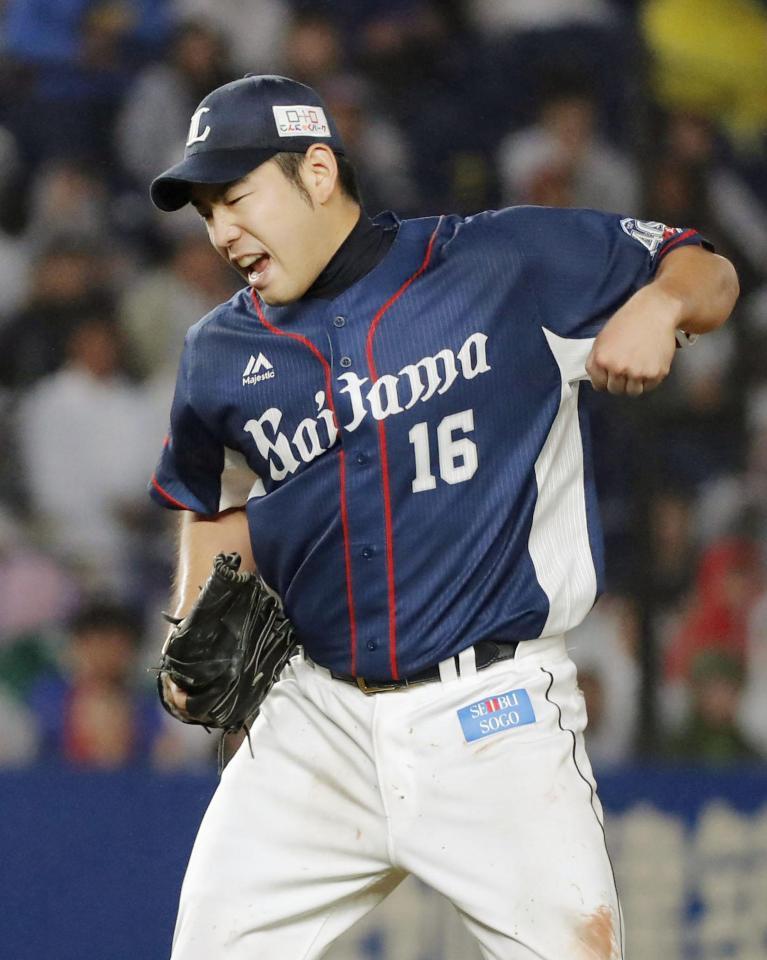 　６回ロッテ２死満塁、鈴木を二ゴロに打ち取り、ガッツポーズする西武・菊池＝ＺＯＺＯマリン