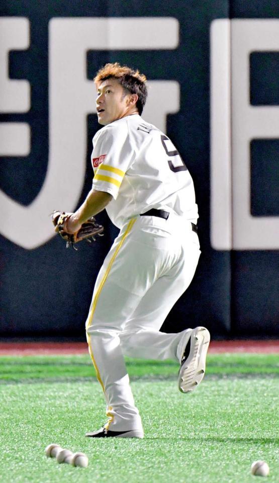 　守備練習で汗を流す柳田