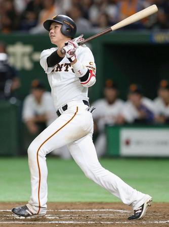 ７回巨人１死、坂本勇が左越えに本塁打を放つ＝東京ドーム