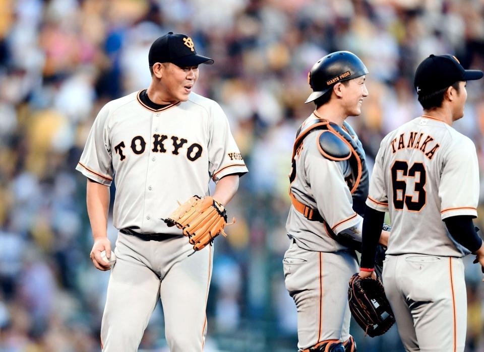 試合を締め笑顔を見せる山口俊（左）＝撮影・山口登