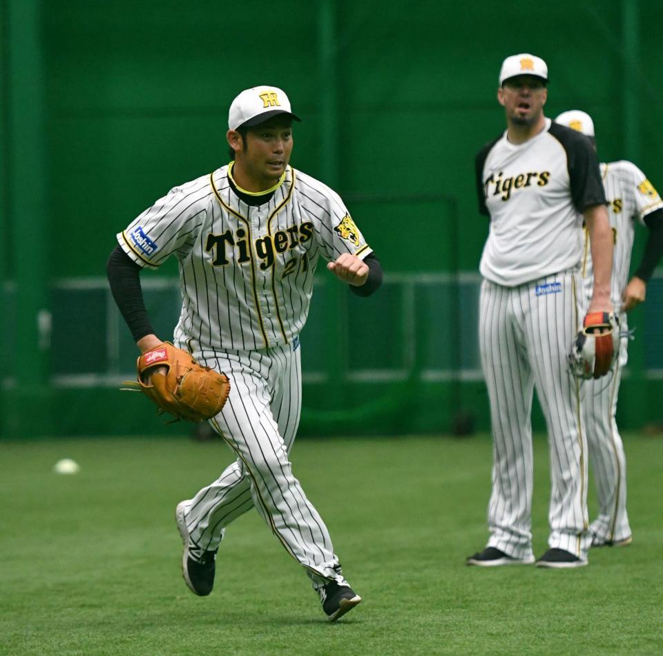 　ノックを受け軽快な動きを見せる岩田（撮影・持木克友）