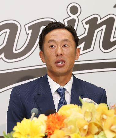 　引退表明の記者会見をするロッテの岡田幸文外野手＝２６日、ＺＯＺＯマリン