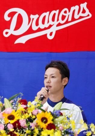 　引退表明の記者会見をする中日の浅尾拓也投手＝２６日、ナゴヤドーム