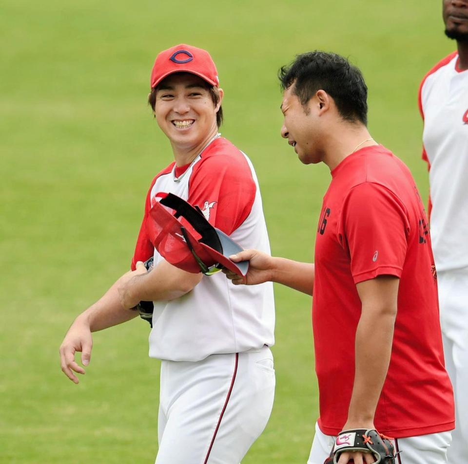 広島・今村猛（右）と談笑する広島・野村祐輔＝マツダスタジアム（撮影・田中太一）