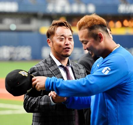 今季で引退を決めたオリックス・小谷野栄一（左）は日本ハム・中田翔にあいさつする＝京セラドーム大阪（撮影・山口登）