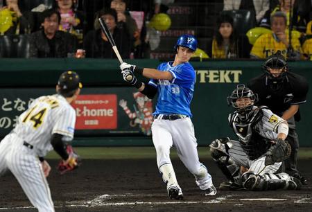 ７回、能見（手前）から同点の適時打を放つ乙坂