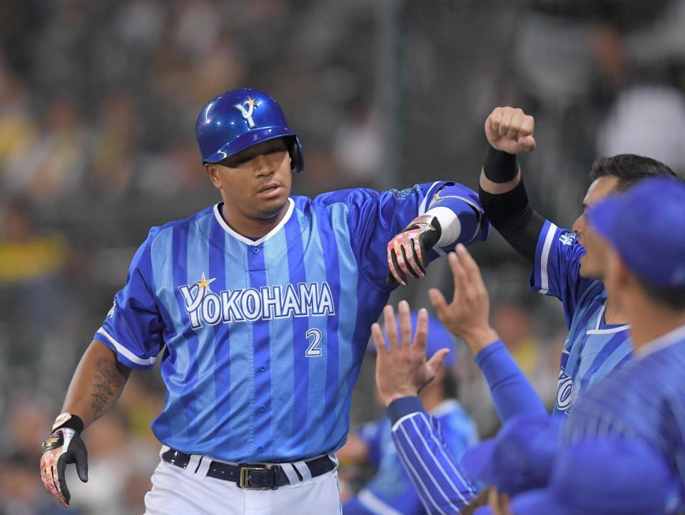 ３回、二者連続となるソロを放ったロペスはナインとタッチを交わす