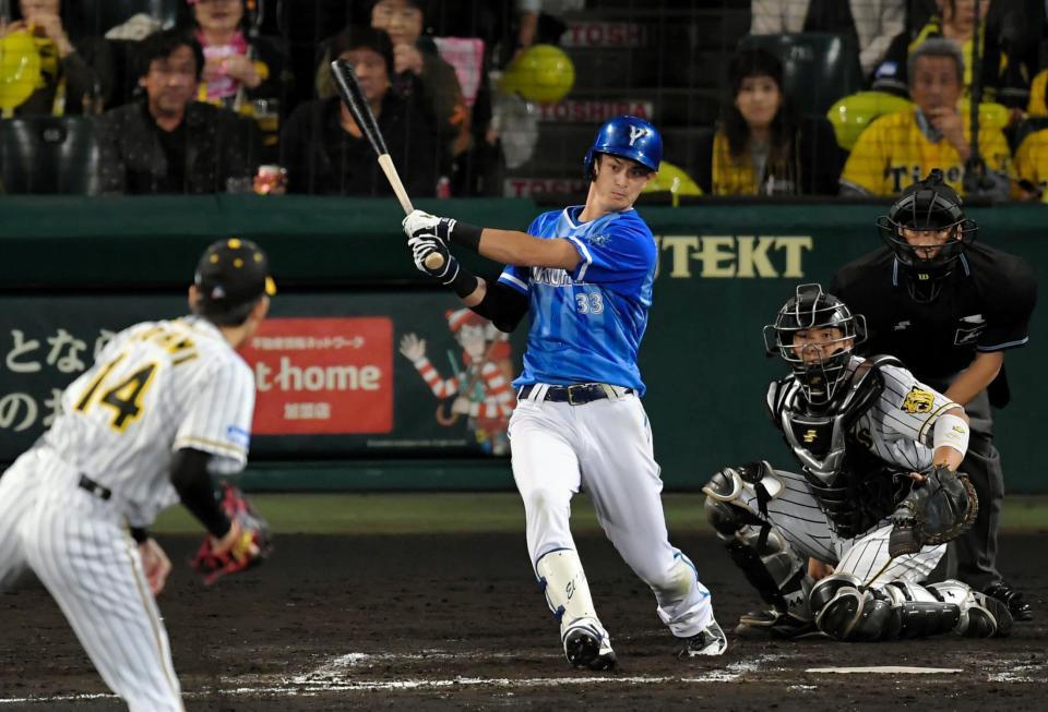 ７回、能見（手前）から同点の適時打を放つ乙坂