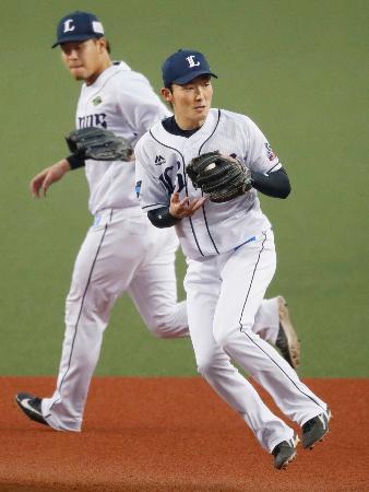 　遊撃手のシーズン最多補殺のプロ野球記録を更新した西武・源田（右）＝メットライフドーム