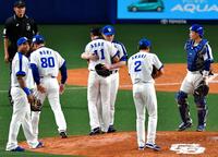９回、現役最後の登板を終え、中日・岩瀬仁紀と交代し抱き合う中日・浅尾拓也（中央）＝ナゴヤドーム（撮影・出月俊成）