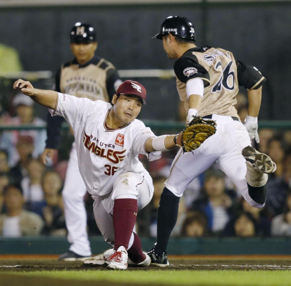 　９回、同点となる遊撃内野安打で一塁に駆け込む浅間（右）。一塁手内田