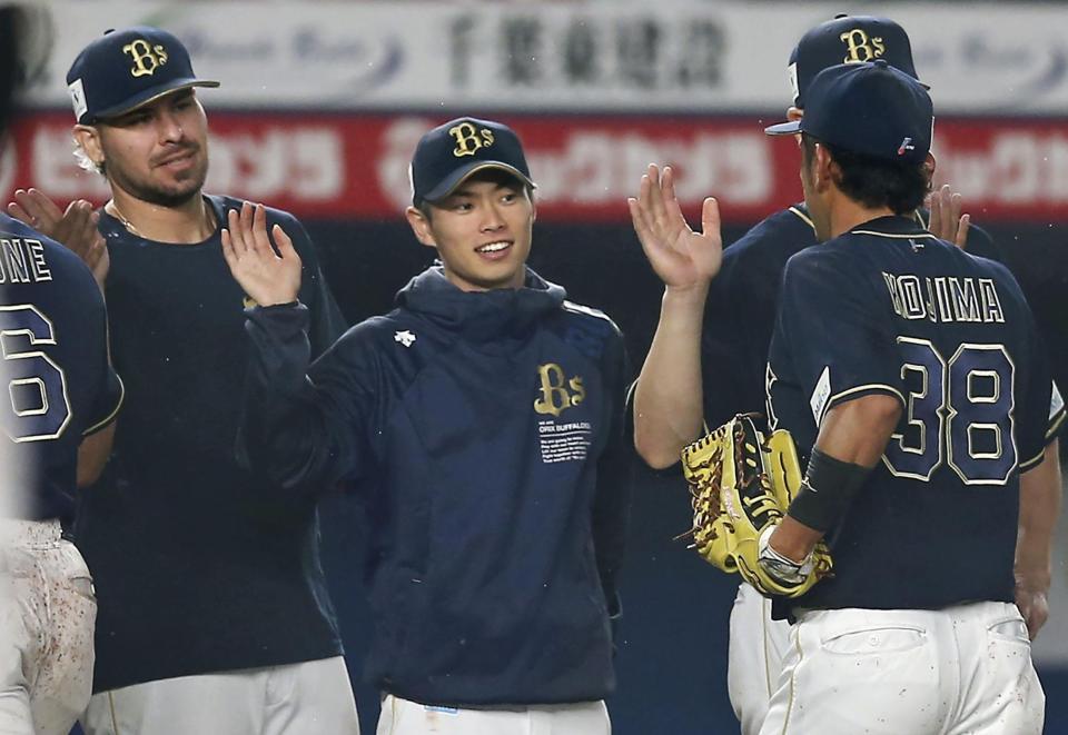 　７勝目を挙げナインを迎えるオリックス・山岡（中央）＝ＺＯＺＯマリン