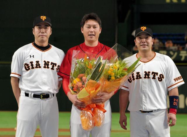 巨人が広島新井に敬意 引退セレモニーで上原と阿部が花束贈呈 野球 デイリースポーツ Online
