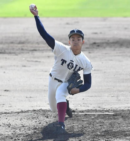 好投する大阪桐蔭先発の根尾＝福井県営球場（撮影・持木克友）
