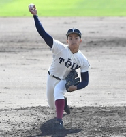 好投する大阪桐蔭先発の根尾＝福井県営球場（撮影・持木克友）