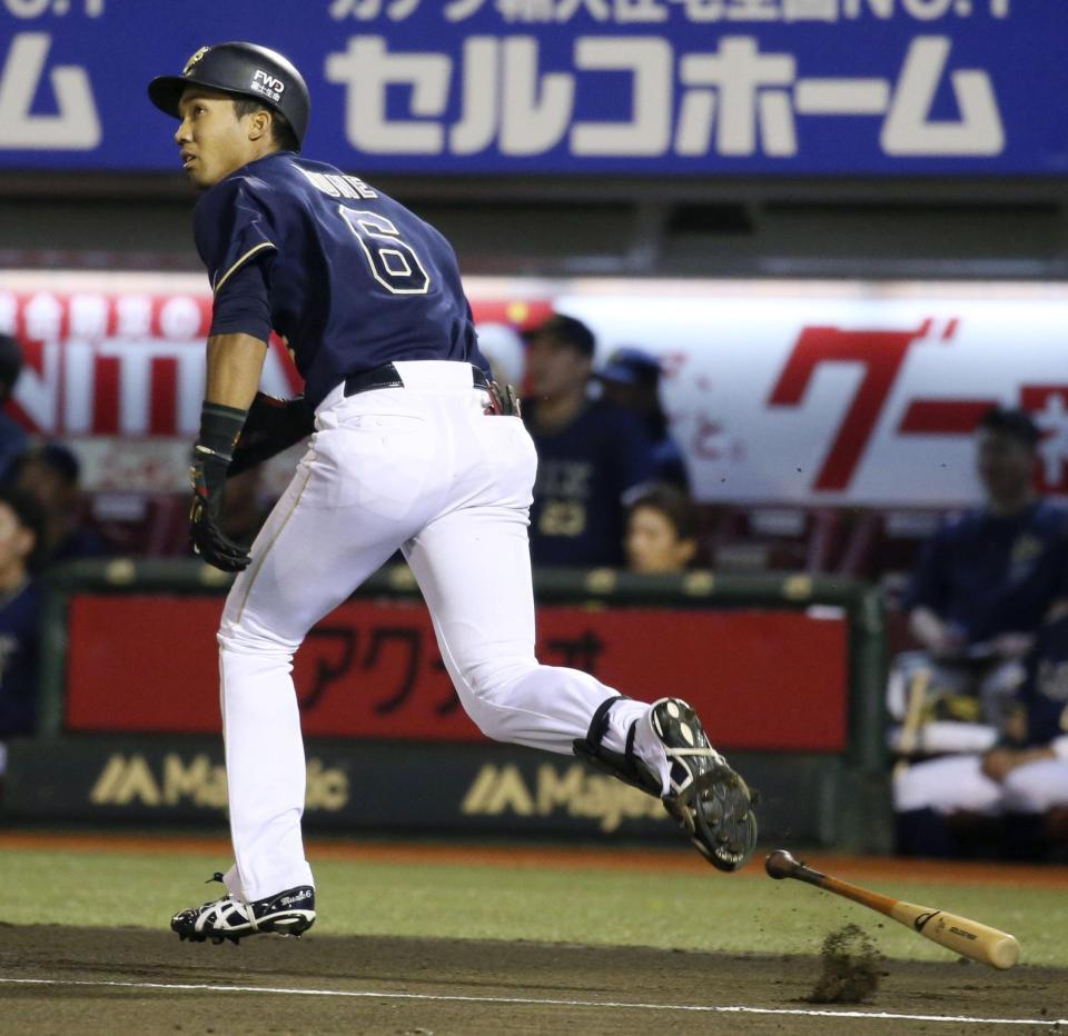 　１回オリックス無死、左越えに先頭打者本塁打を放った宗＝楽天生命パーク