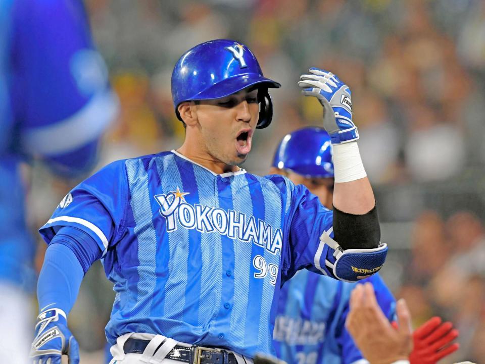 ５回、２ランを放ちナインとタッチを交わすソト（撮影・高部洋祐）