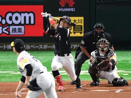 ２回無死、右越えソロを放つロッテ・鈴木。投手は松本裕